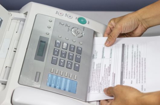 FAXサービスをメールで利用するメリットとデメリットは?